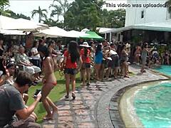 Filipińska azjatycka turystka dostaje niespodziewaną wizytę w hotelu Orchids