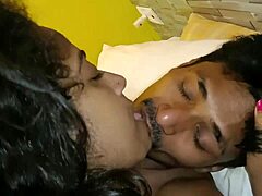 Bhabhi comel diliwat dengan kuat dalam seks anal