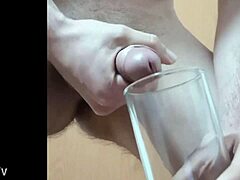 Schwuler Twink genießt eine Tasse Sperma in einem Solo-Video