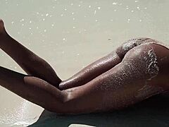Polna prsi Maria Ryabushkina se namaže za seks na plaži
