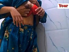 Indisk bhabhi får sin fitta knullad av sin systerson i en hemmagjord video