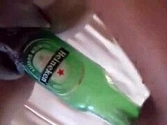 Adolescente amateur me envía un video casero de ella misma follando una botella