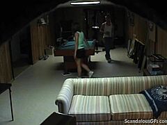Genç kız arkadaş, erkek arkadaşıyla arkadan seks yaparken yakalanıyor