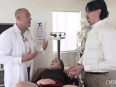 Врач трахает пациентку (717 видео)