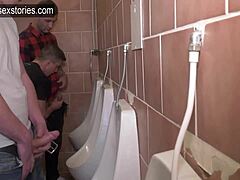 Gay bez kondomu v trojce s hlubokým hrdlem a polykáním spermatu na veřejné toaletě