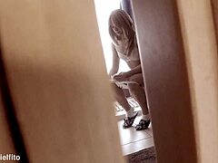 Vídeo amador captura a enteada fazendo xixi no banheiro e se masturbando