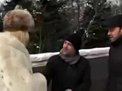 Snežna blondinka prostitutka daje oralni seks dvema francoskima moškima