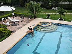 Colombiana amateur recibe una follada en las tetas en la piscina