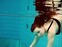 Europese babe Vesta laat haar lichaam zien in een hete solo video