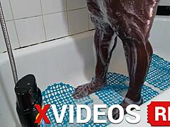 מילף שחורה מתפנקת בפטיש רגליים במקלחת