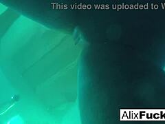 Alix dan Jennas berbagi pertemuan lesbian rahasia di bawah air
