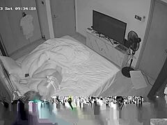 Spionkamera fångar tjej på bar gärning i hennes sovrum