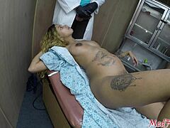 Doktor memeriksa payudara lembut pesakit hamil