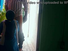 Indijski ljubitelji univerze uživajo v analni igri na prostem