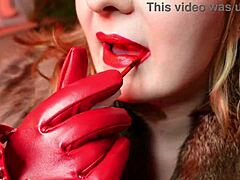Arya Grander in roten Handschuhen und Pelzmantel necken