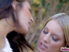 Twee universiteitsmeisjes, Candice Dare en Bella Rolland, gestrand in het bos, genieten van lesbische intimiteit