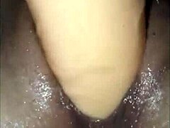 MILF cu pielea netedă se face plăcere cu un dildo și ajunge la orgasm feminin pentru iubitul ei
