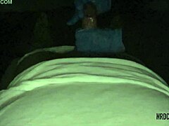 Une rencontre chaude avec une infirmière mature mène à une branlette explosive et à l'orgasme