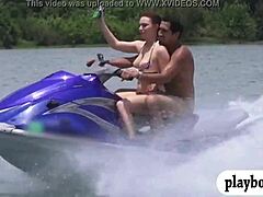 Fire unge voksne engagerer sig i gruppesex på en speedbåd