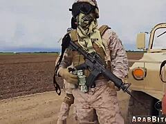 Un bărbat militar se bucură de abilitățile orale și de ejacularea pe fund în deșert