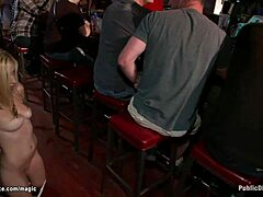 Rubia tetona amordazada y atada en un encuentro público BDSM