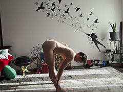 МИЛФ Аврора Уиллоус демонстрирует свои изгибы в йоге в бикини