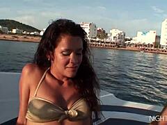 Evropska lepotica Samia Duartes v zunanjem pickupu in brezdlaki pički