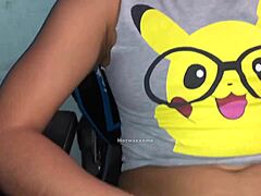 En jente i en Pikachu-skjorte bruker en vibrator for å fukte skjeden sin