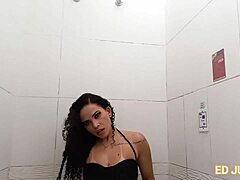 Brazylijka zaspokaja swoje pragnienie analne w saunie