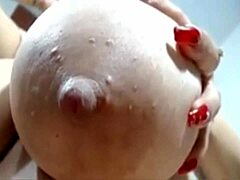 Busty webcam model med store bryster og mælkefetish