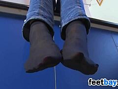 Picioare uimitoare acoperite parțial de nailon, fără să expună nuditate