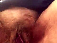 Una donna tedesca anziana mostra la sua vagina non depilata