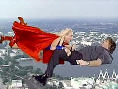 Ретро косплей сцена на супергероя на Кели Тръмп