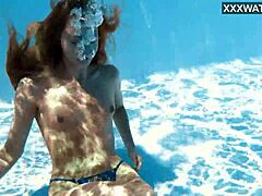 Ivi Reins mostra seu talento natural para nadar em um ambiente ao ar livre