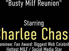 Charlee Chase, en liderlig hjemmelavet, bruger en buttplug og dildo til at glæde sig selv