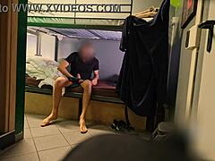 Európai szálló lakói kényeztetik magukat a zuhany alatt maszturbálva