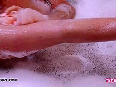 Mladá a zvodná dievčina si užíva horúci kúpeľ