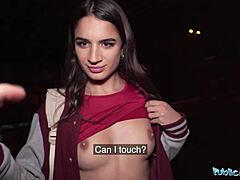 Francúzska modelka s veľkými prsiami si užíva sex s cudzincom na verejnosti