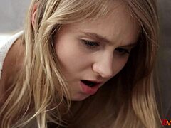 Uma jovem fada se envolve em sexo anal e boca a boca em um vídeo da 18videoz
