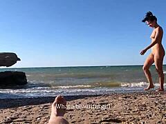 Čudovita amaterka Skye Young jezdijo kavbojko na nudo plaži v POV