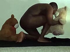 Três ursos de diferentes tons de pele se entregam a um trio peludo com brinquedos