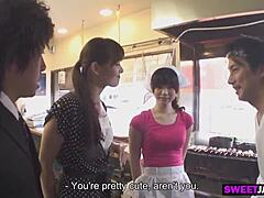 Japansk restaurantmøte med moden asiatisk dame og puppene hennes