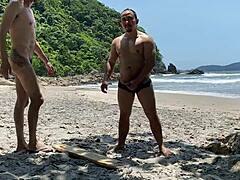 Coppia gay gode del sesso in spiaggia in un video HD