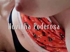 Küçük Portekizli kız amatör bir videoda kendini tatmin ediyor ve yüksek sesle inliyor