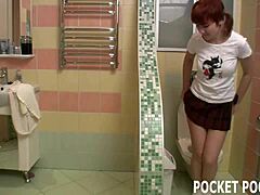 Цимерка тинејџерка ухваћена како ужива у купатилу