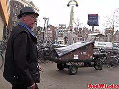Escort Amsterdam donne du plaisir oral et vaginal avec enthousiasme