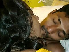 Krásná indická manželka se vášnivě líbá a má intenzivní sex v autobuse