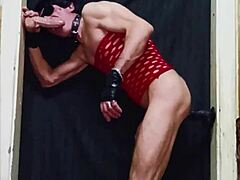 Um homem gay chupa um pau preto grande em um vídeo amador