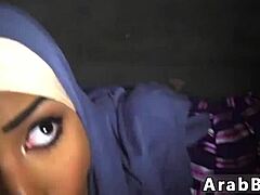 Δημόσια Αραβική σκλάβα βιώνει το πρώτο της BDSM που την χτυπάει 23χλμ από τη βάση
