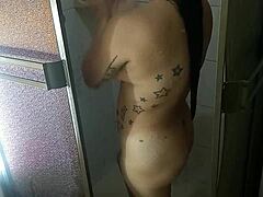 Pego no chuveiro: madrastas tatuadas expondo a bunda